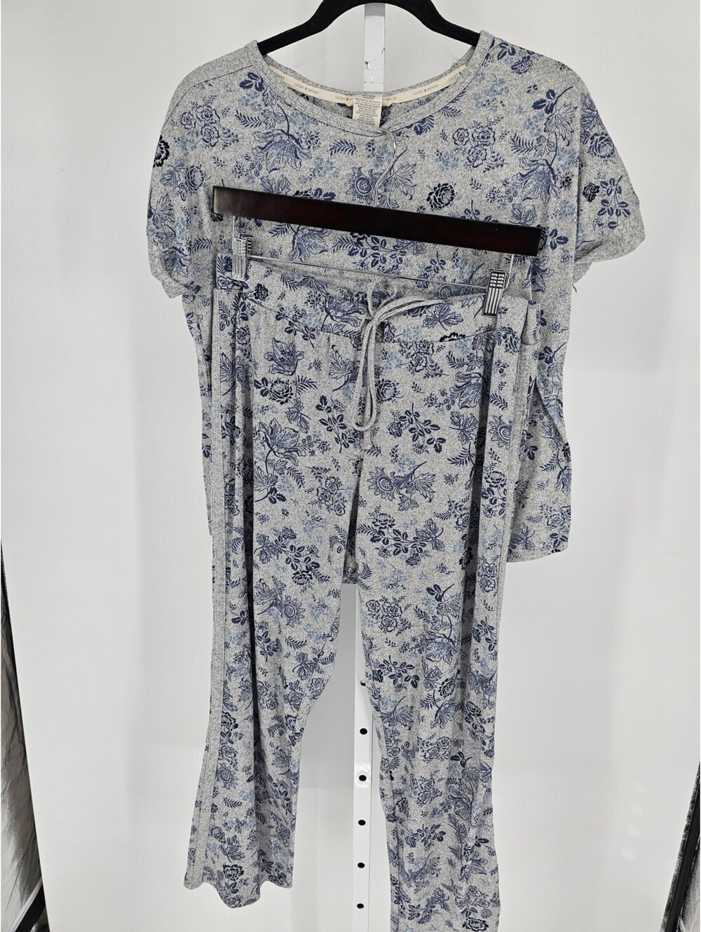 Lucky Brand Womens Sz M Pajama Set Gray w/ Blue Floral Short Sleeve & Pants